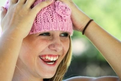 Weibliche Geschlechtsorgane Ein Mädchen wundert sich