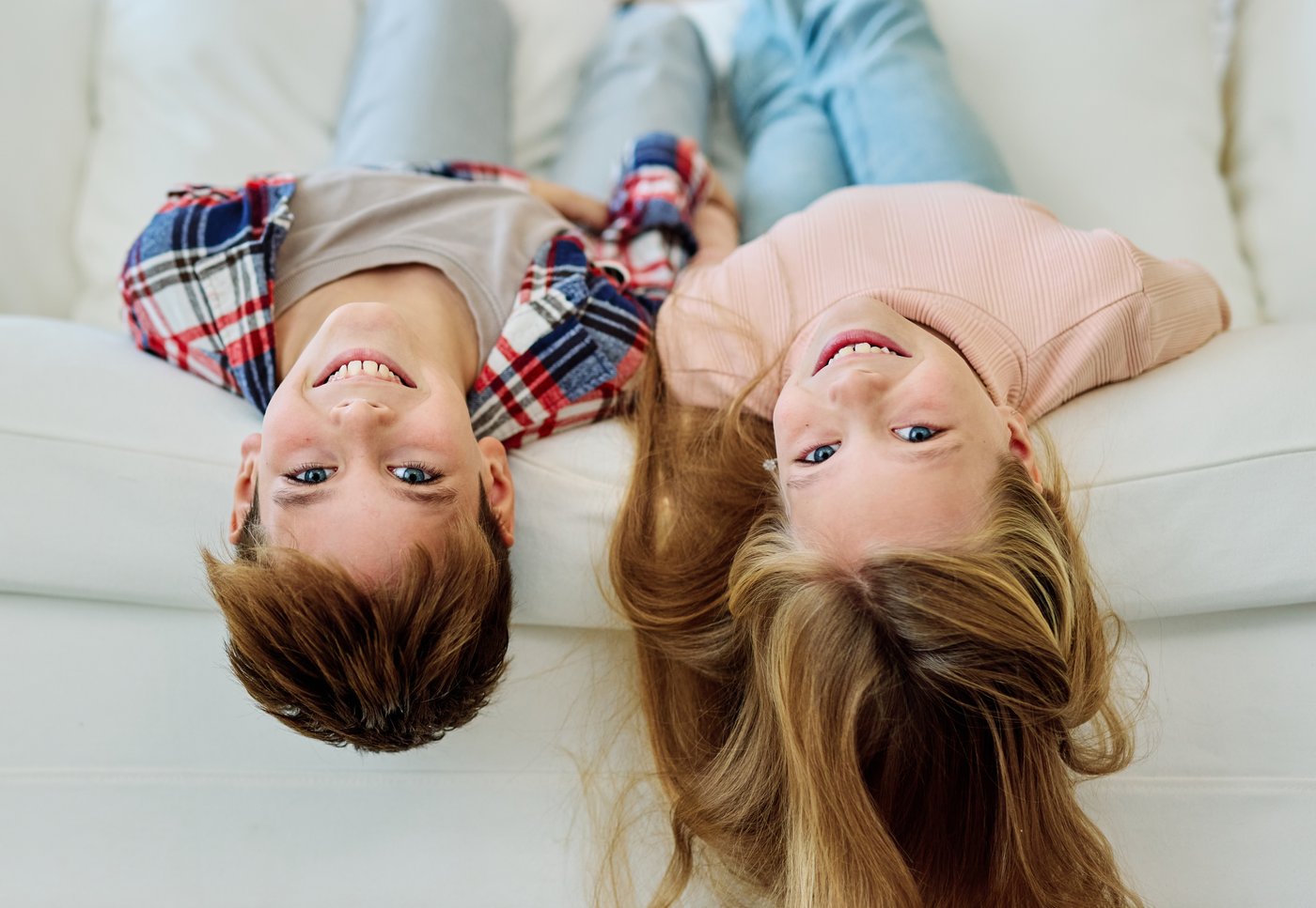 Zwei Kinder schauen nach oben