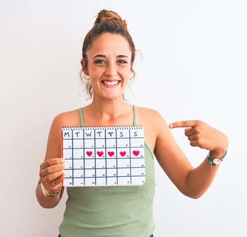 Mädchen hält ihren Periodenkalender Die Periode: Was passiert bei der Menstruation?