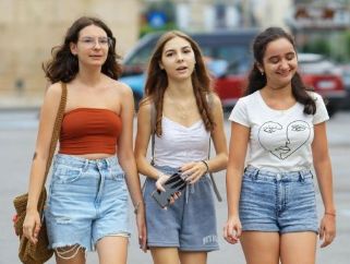 Pubertät for Girls Drei Mädchen laufen nebeneinander