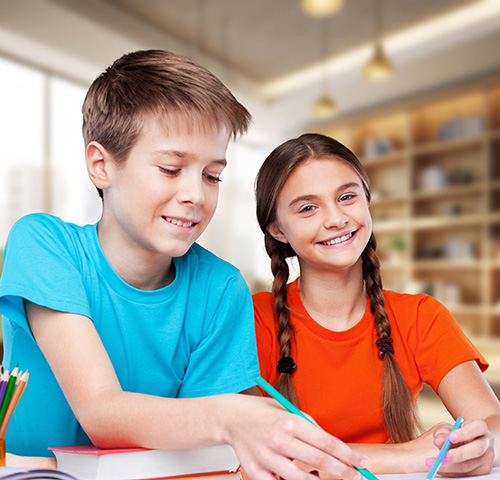 Zwei Kinder am Tisch