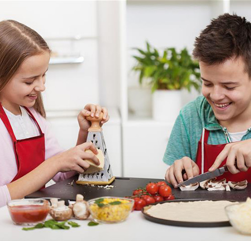 Unterrichtsmaterial Gesundheit und Vorsorge in der Pubertät Mädchen und Junge kochen