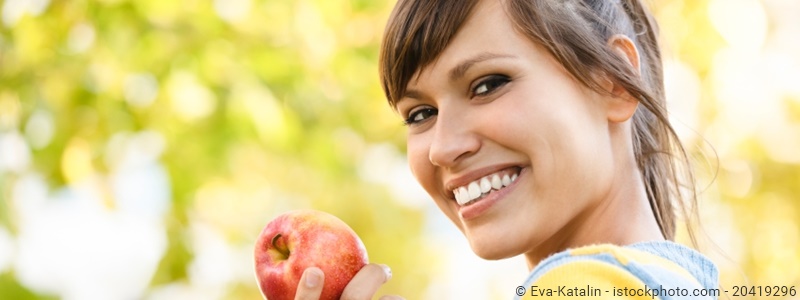 Unterrichtsmaterial Gesundheit und Vorsorge in der Pubertät Mädchen isst Apfel