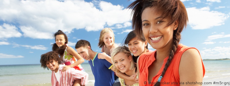 kostenloses Unterrichtsmaterial Identitätsbildung Pubertät Jugendliche am Strand