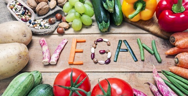 Obst und Gemüse formen das Wort "Vegan"