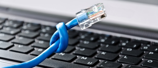 Titelbild Unterrichtsmaterial Safer Sex Tastatur und Netzwerkkabel